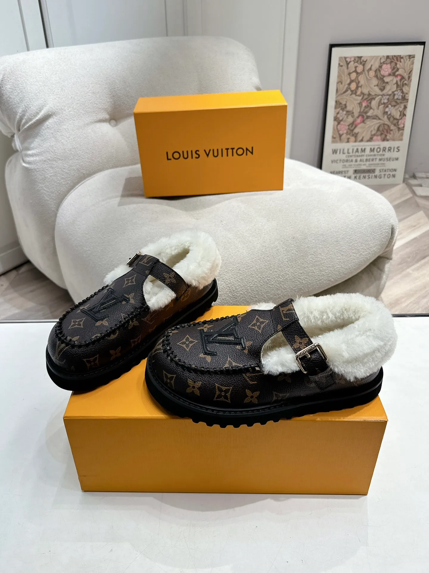 👟👟Ex-factory price 540👟👟Mauri version Louis Vuitton lv louis vuott…on fw24 new arrival～The latest furry slippers for autumn and winter～This pair of furry slippers is also very good-looking! The leather ones are very high-end! ! !Paired with denim shorts in autumn and winter, it’s perfect! Put it on and you will instantly have your ideal height! A favorite style, with fashionable elements, the appearance of the upper is full of nobility. Wearing it can always show the fashionable charm of women. It is fashionable but not too showy. The high-end beef tendon on the upper and the Lvjia letter buckle are so beautiful. Upper: imported high-end frosted/cowhide. Outsole: original outsole. Inner lining: imported real wool. Size: 35-42 (customized at .42).